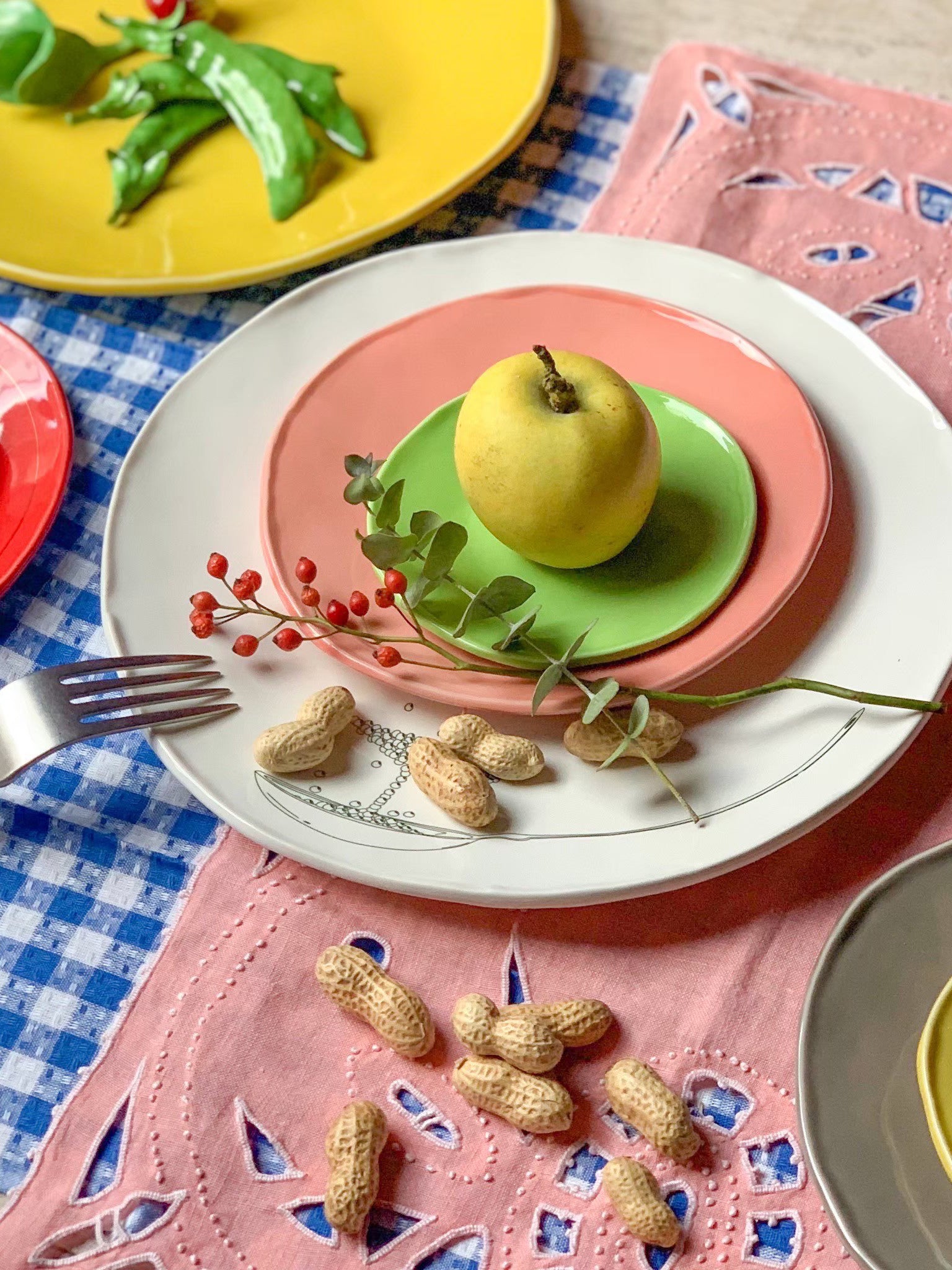 食卓を彩る陶器のお皿