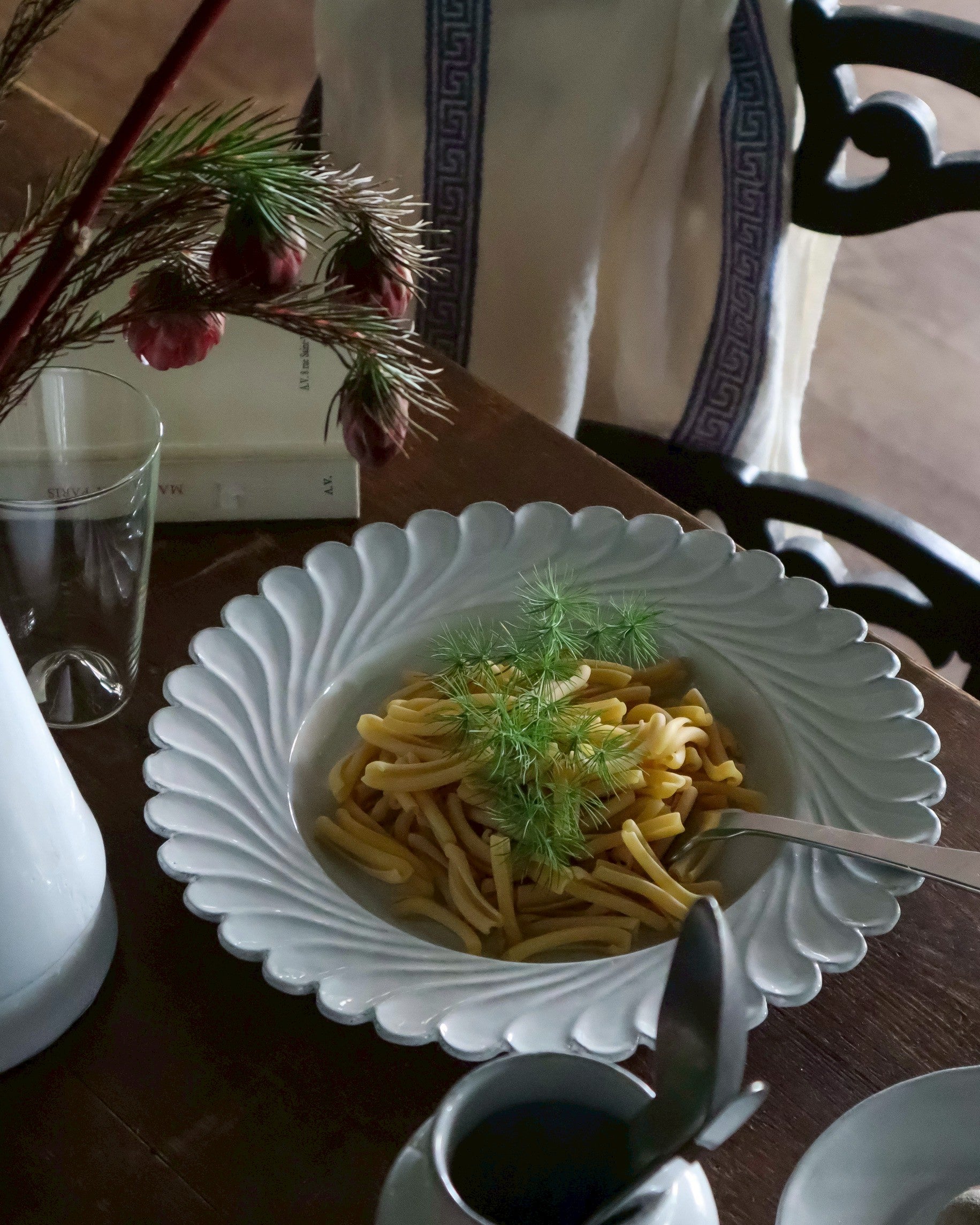 花びらが風に揺れるように、柔らかく流れる曲線。