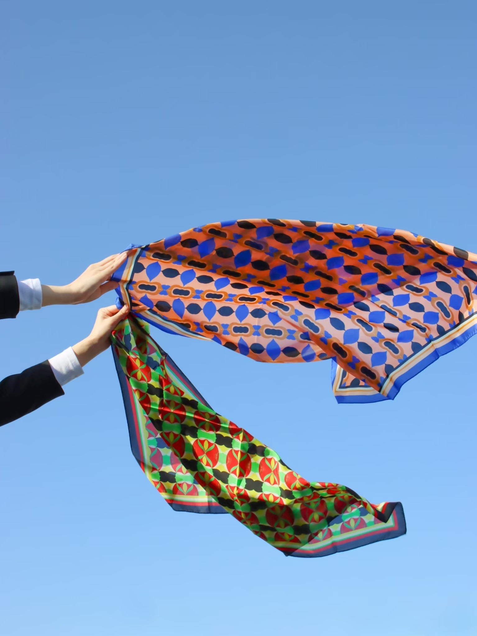 真夏の空を遊ぶ、色彩のスカーフ。
