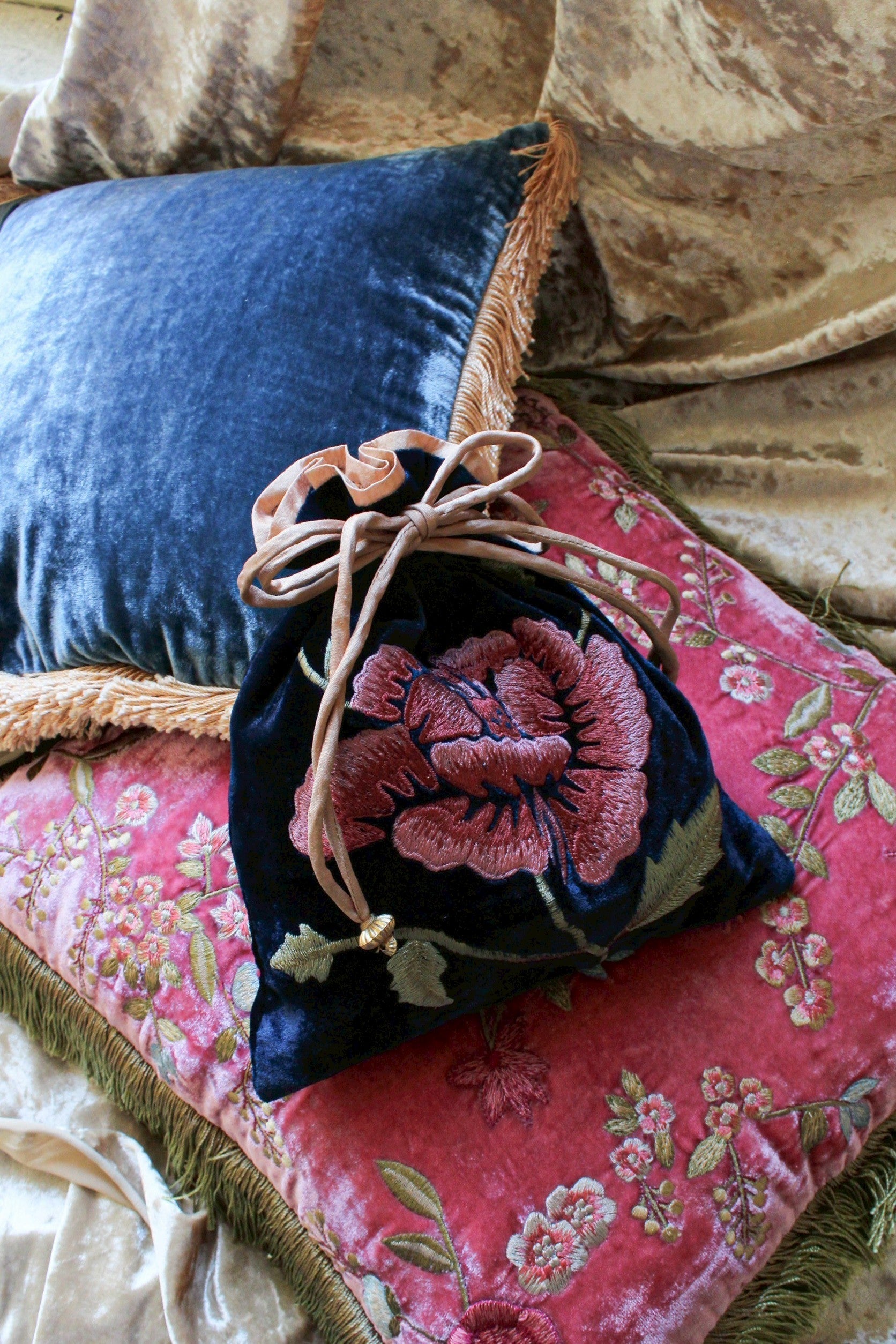 一枚の絵画のようなポーチ。