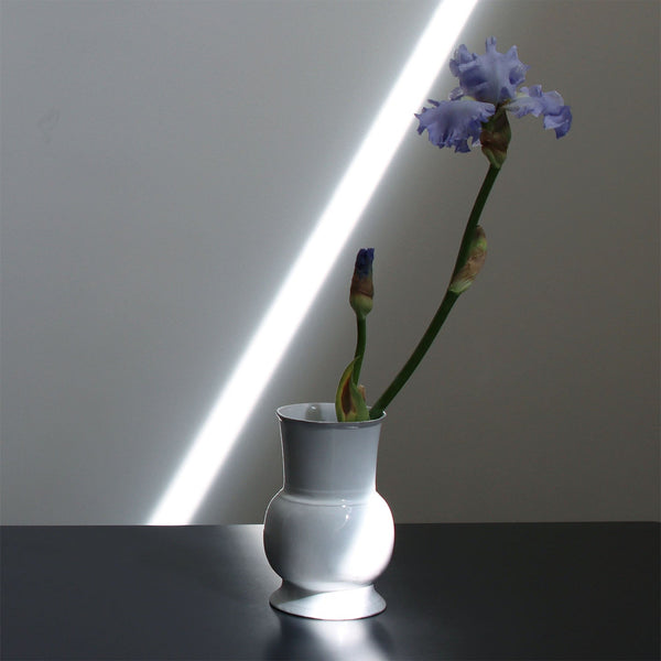 アートのような空気をまとう。光と静寂のテーブル。