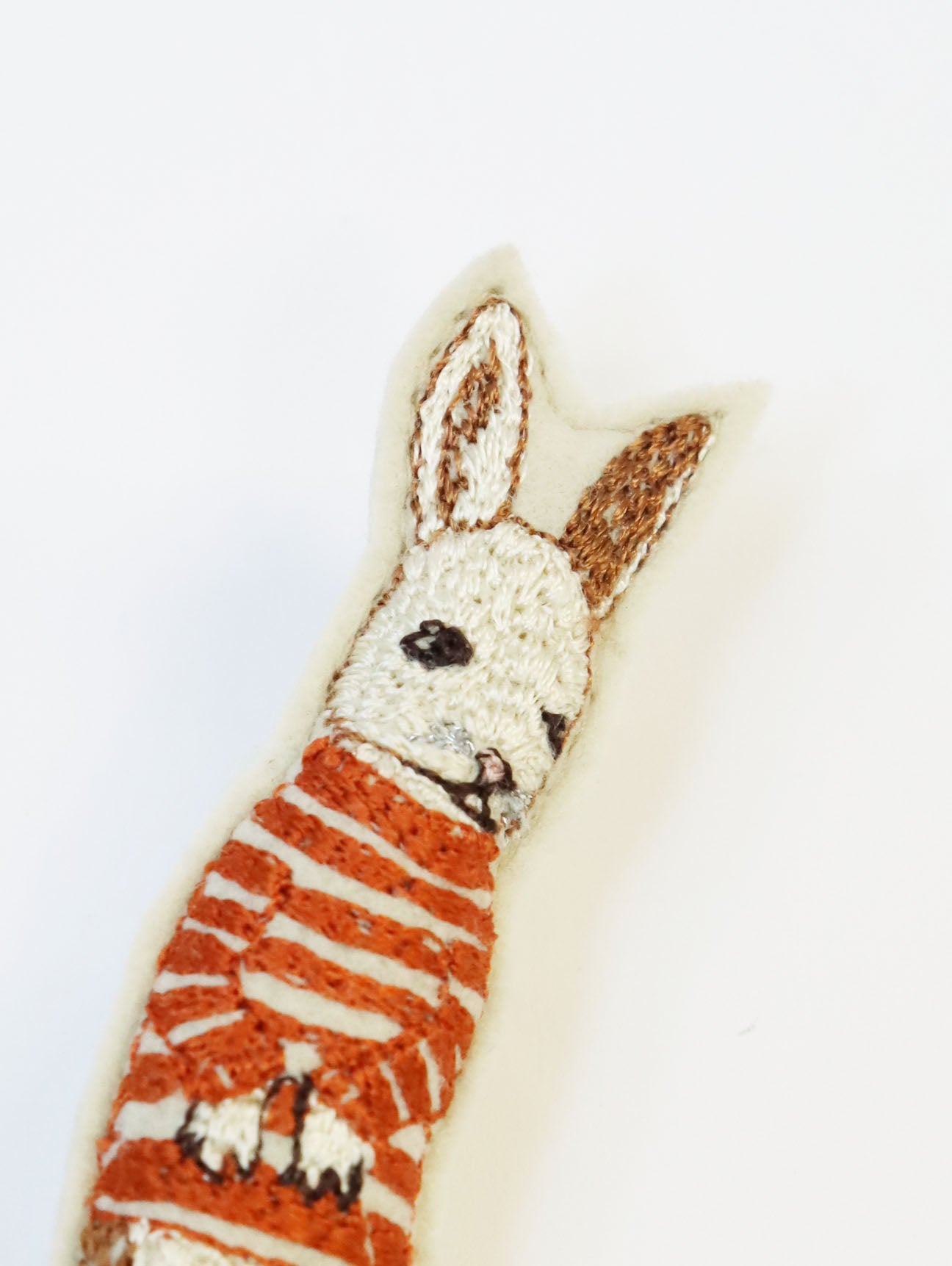 ブローチ Bunny in Sweater