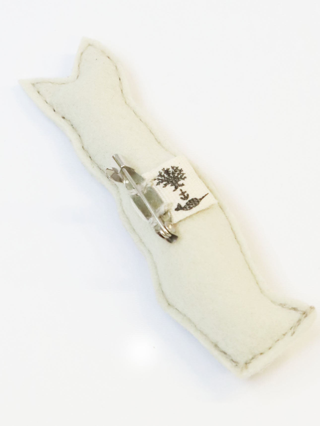 ブローチ Bunny in Sweater