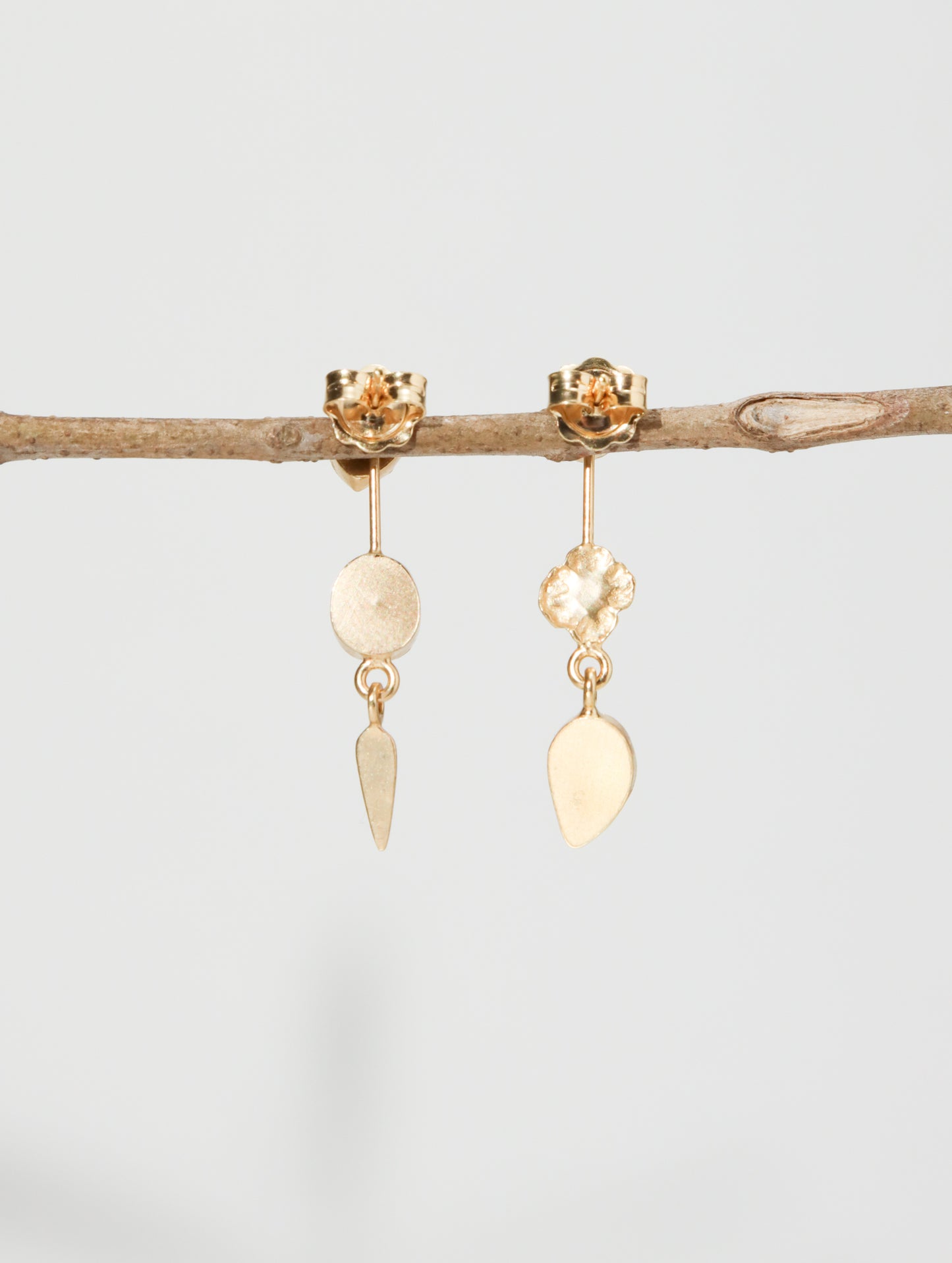 ダブルデタッチャブルウィズヴィクトリアンドロップピアス Green & Red