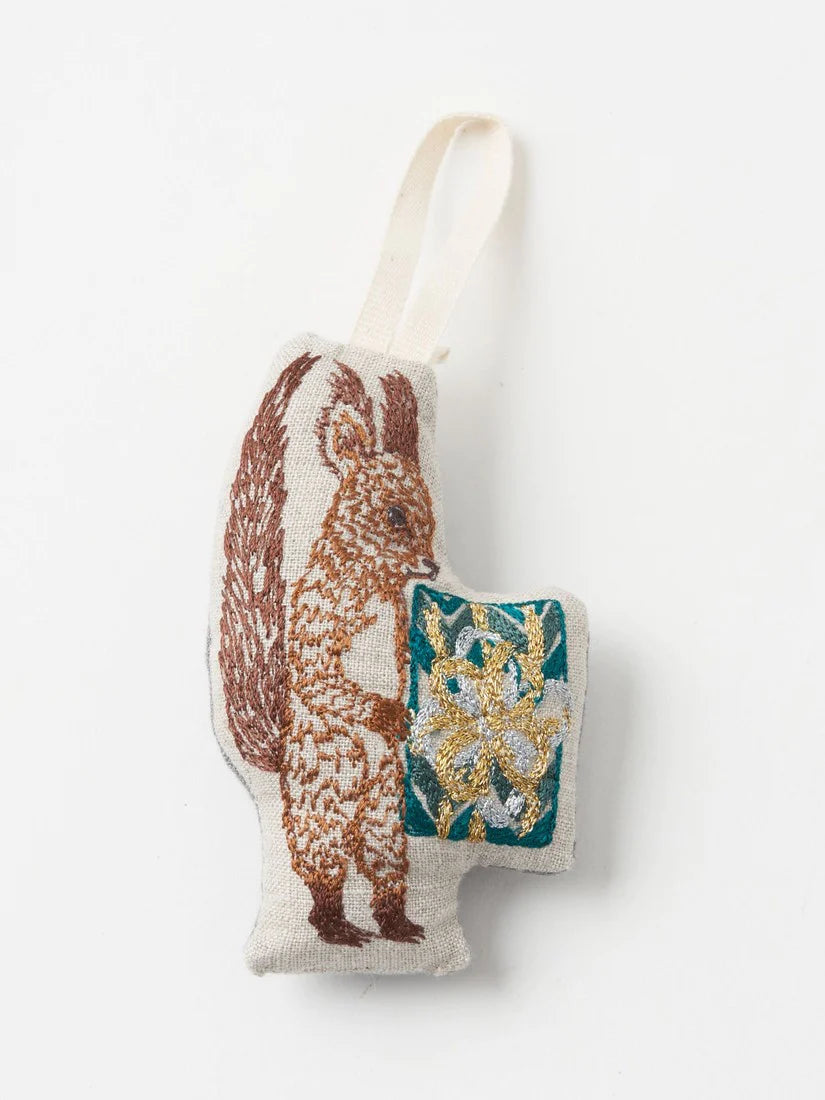 オーナメント Squirrel with Present