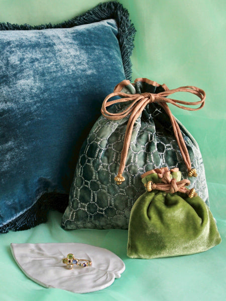 光を含んだ、シルクベルベットの奥行き。