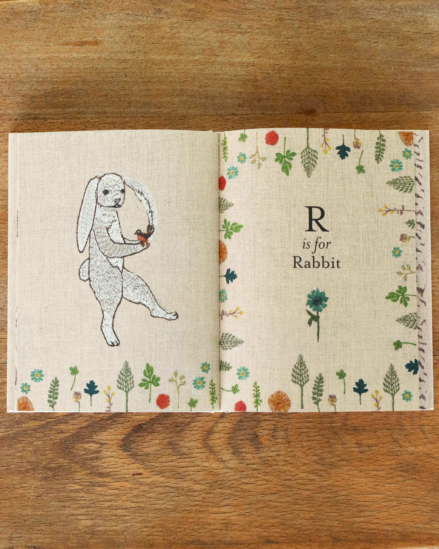 ブック「ABC : An Animal Alphabet Adventure」