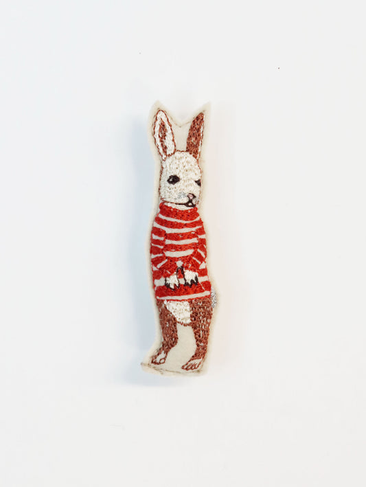 ブローチ Bunny in Sweater