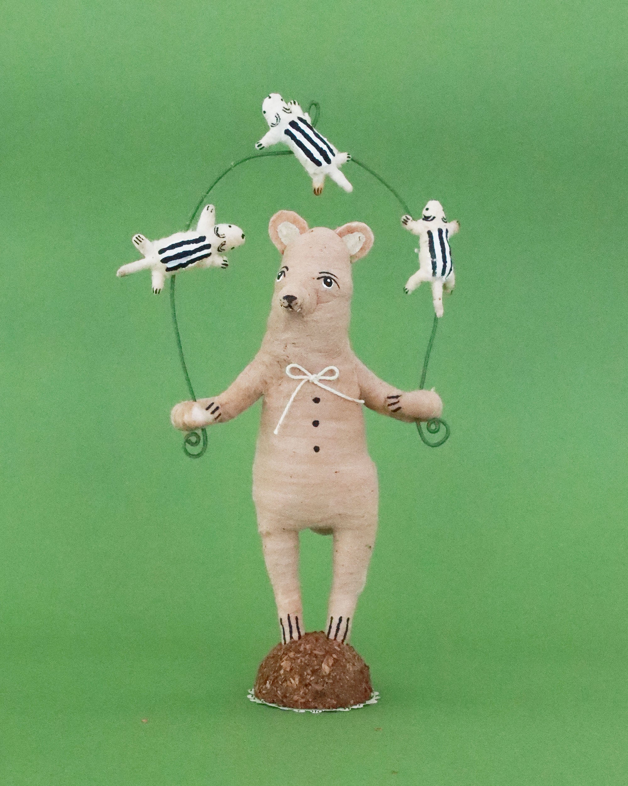 オブジェ Chipmunk Juggling Bear
