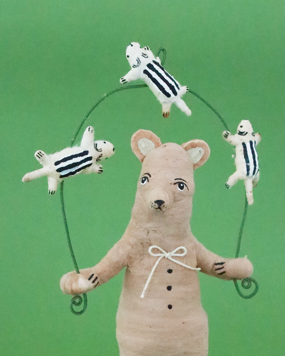 オブジェ Chipmunk Juggling Bear