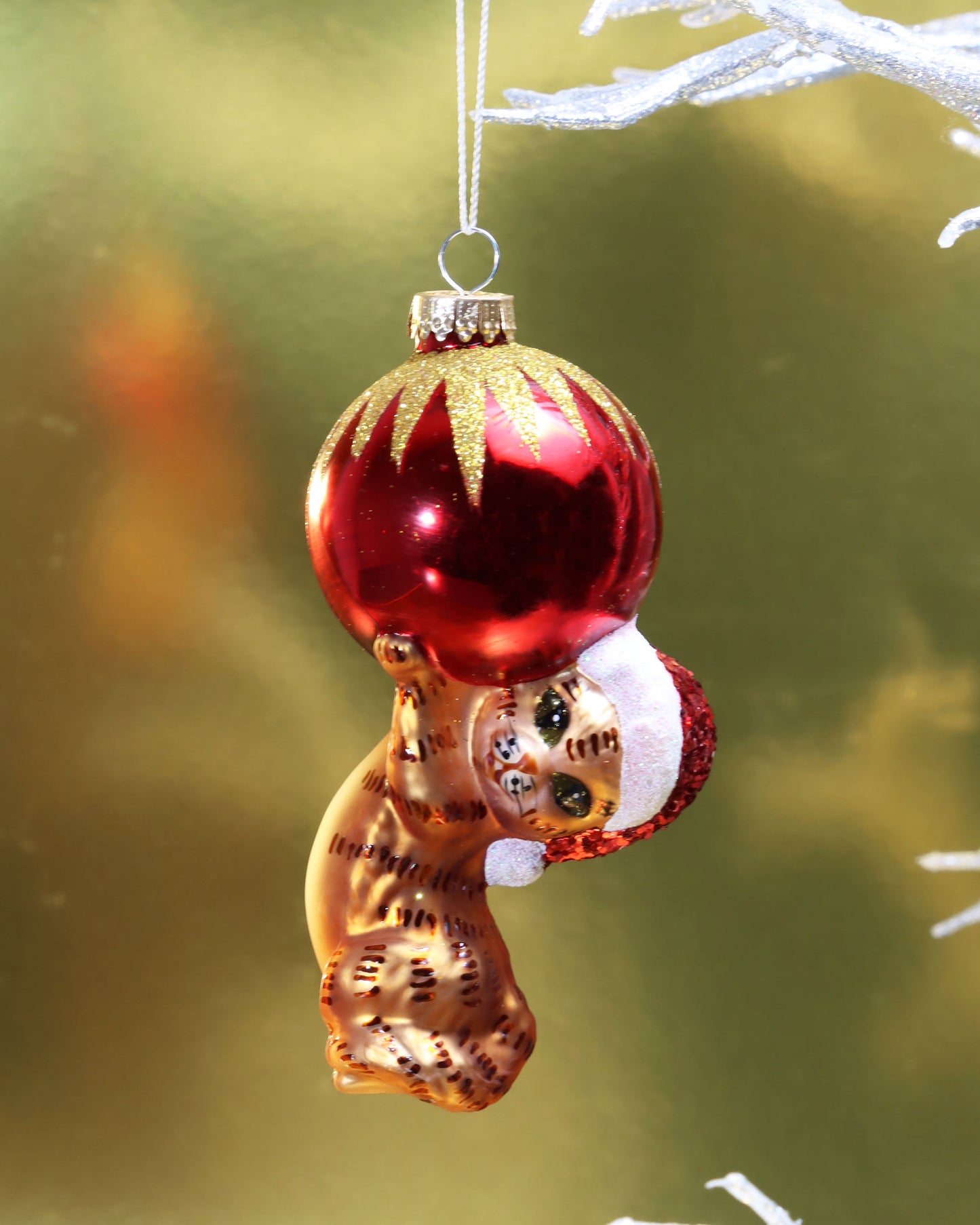 オーナメント Cat Charly with Santa Hut and Christmas Glass Ball