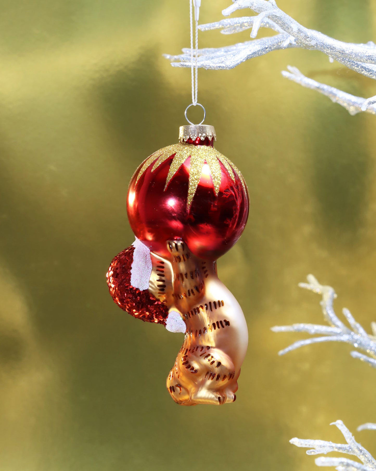 オーナメント Cat Charly with Santa Hut and Christmas Glass Ball