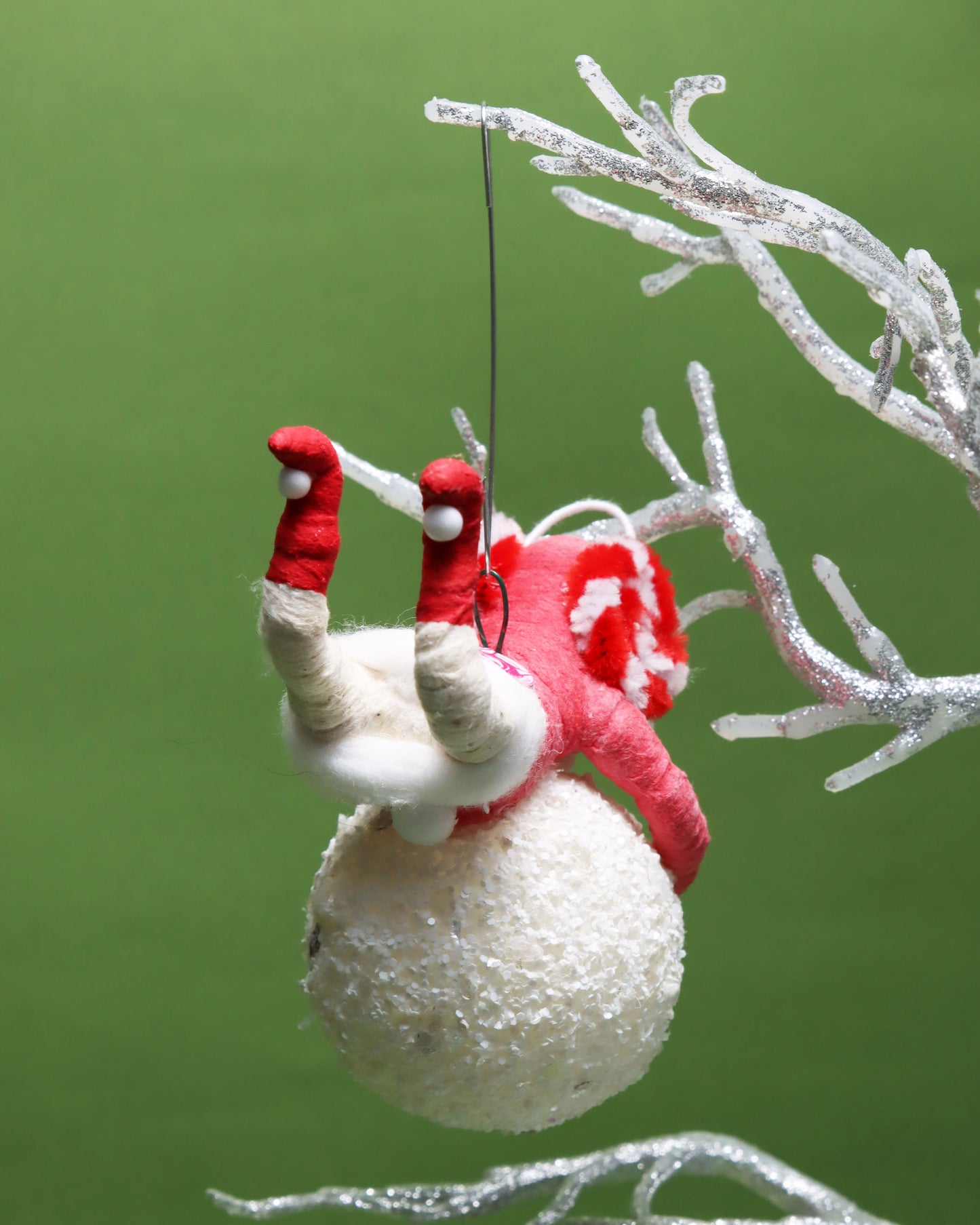 オーナメント RED HOLDING ON FOR DEAR LIFE