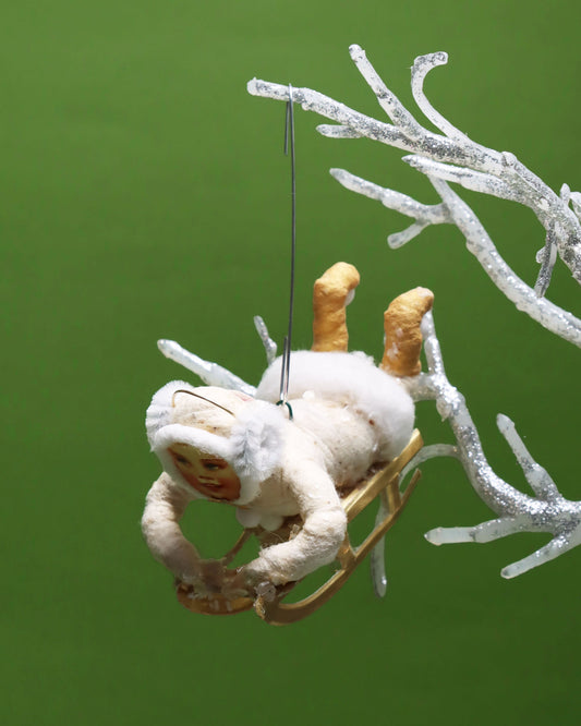 オーナメント White Sledding Child